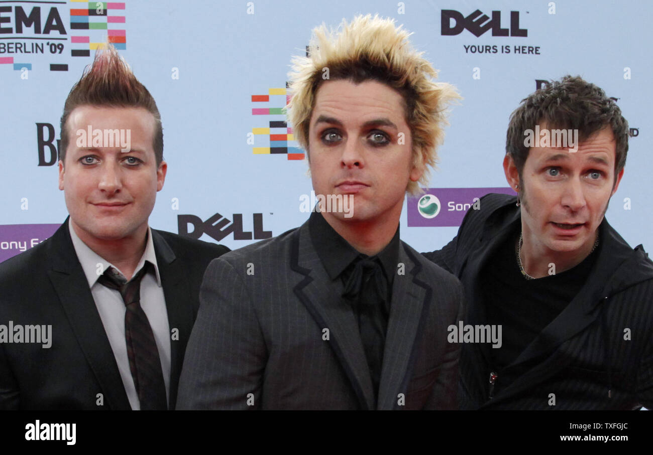 Tre Cool (L), Billie Joe Armstrong (C) und Mike Dirnt von Greenday Ankommen bei den MTV Europe Music Awards in Berlin am 5. November 2009. (UPI Foto/David Silpa) Stockfoto