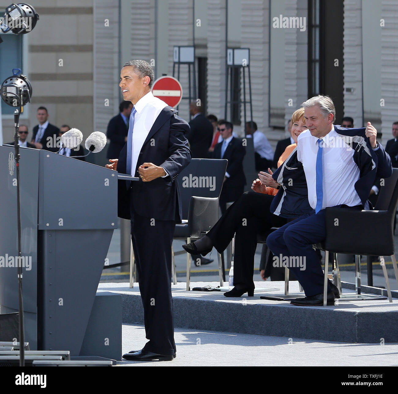 Us-Präsident Barack Obama (L) entfernt seine Jacke aufgrund der Wärme und der Berliner Bürgermeister Klaus Wowereit (R) macht das Gleiche, während die deutsche Bundeskanzlerin Angela Merkel während einer Rede am Brandenburger Tor in Berlin, die am 19. Juni 2013 sieht. Obama ist in Berlin auf seinem ersten offiziellen Staatsbesuch in Deutschland und sprach an der historischen Stätte, wo 50 Jahre zuvor US-Präsident John F. Kennedy seinen berühmten "Ich bin ein Berliner (ich bin ein Berliner)' Adresse zugestellt. UPI/David Silpa Stockfoto