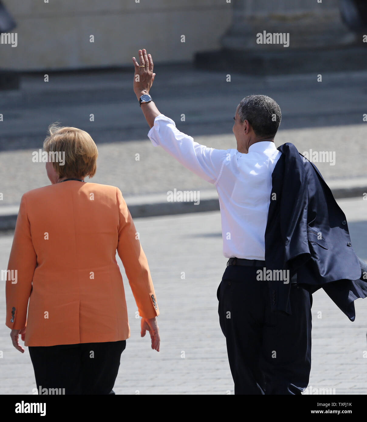 Us-Präsident Barack Obama (R) und die deutsche Bundeskanzlerin Angela Merkel verlassen das Brandenburger Tor nach einer Rede am historischen Ort in Berlin, die am 19. Juni 2013. Obama ist in Berlin auf seinem ersten offiziellen Staatsbesuch in Deutschland und sprach an der gleichen Stelle wie fünfzig Jahre zuvor US-Präsident John F. Kennedy seinen berühmten "Ich bin ein Berliner (ich bin ein Berliner)' Adresse zugestellt. UPI/David Silpa Stockfoto