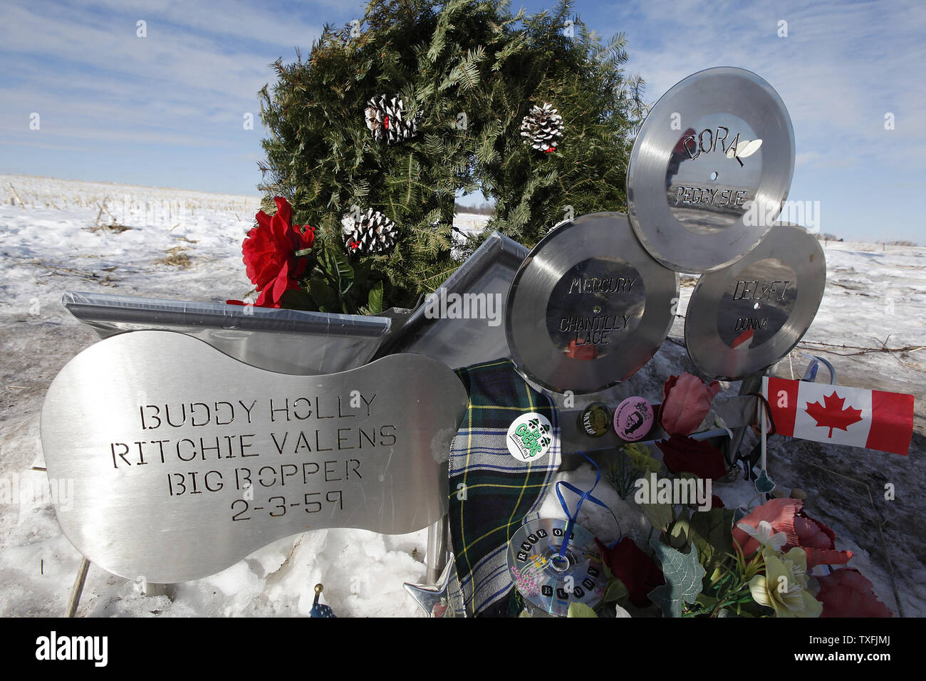 Blumen und Würdigungen sind auf der Website der Flugzeugabsturz, Buddy Holly, Ritchie Valens und J. S. 'The Big Bopper' Richardson in der Nähe des Clear Lake, Iowa am 2. Februar 2009 getötet. Sänger Don McLean prägte den Satz "der Tag, an dem die Musik starb" in seinem Hit song American Pie, die sich auf den Tod der drei Rock 'n' Roll Pioniere in den frühen Morgenstunden des 3. Februar 1959. Tausende von Menschen kam auf freier See der 50. Jahrestag zu feiern der Tag, an dem die Musik starb". (UPI Foto/Brian Kersey) Stockfoto