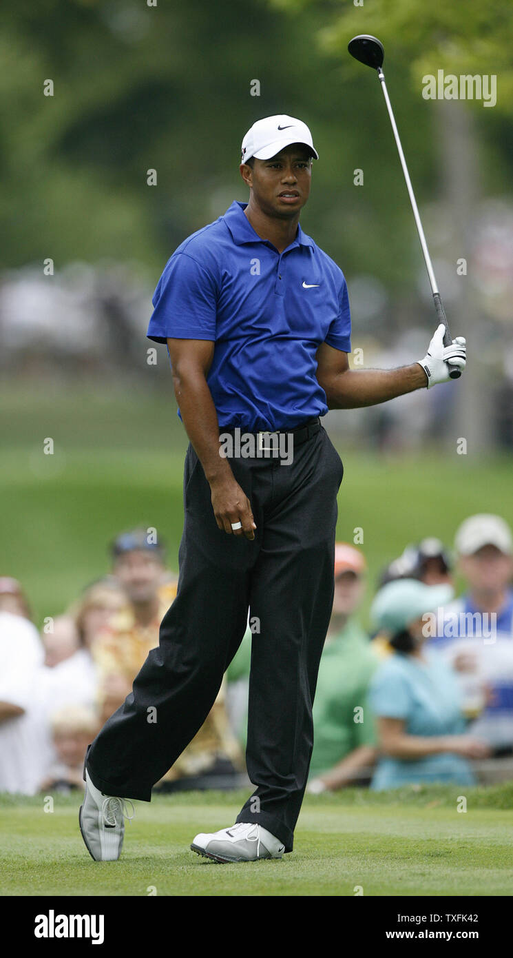 Tiger Woods reagiert auf seine T-Stück auf der fünften Bohrung Schuß während der dritten Runde der 91St PGA Meisterschaft bei Hazeltine National Golf Club in Chaska, Minnesota am 15. August 2009. UPI/Brian Kersey Stockfoto