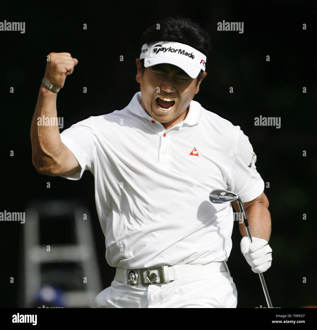 Y.E. Yang reagiert nach innen für Adler auf das 14. Loch während der Endrunde, die vom 91. PGA Meisterschaft bei Hazeltine National Golf Club in Chaska, Minnesota am 16. August 2009. UPI/Brian Kersey Stockfoto