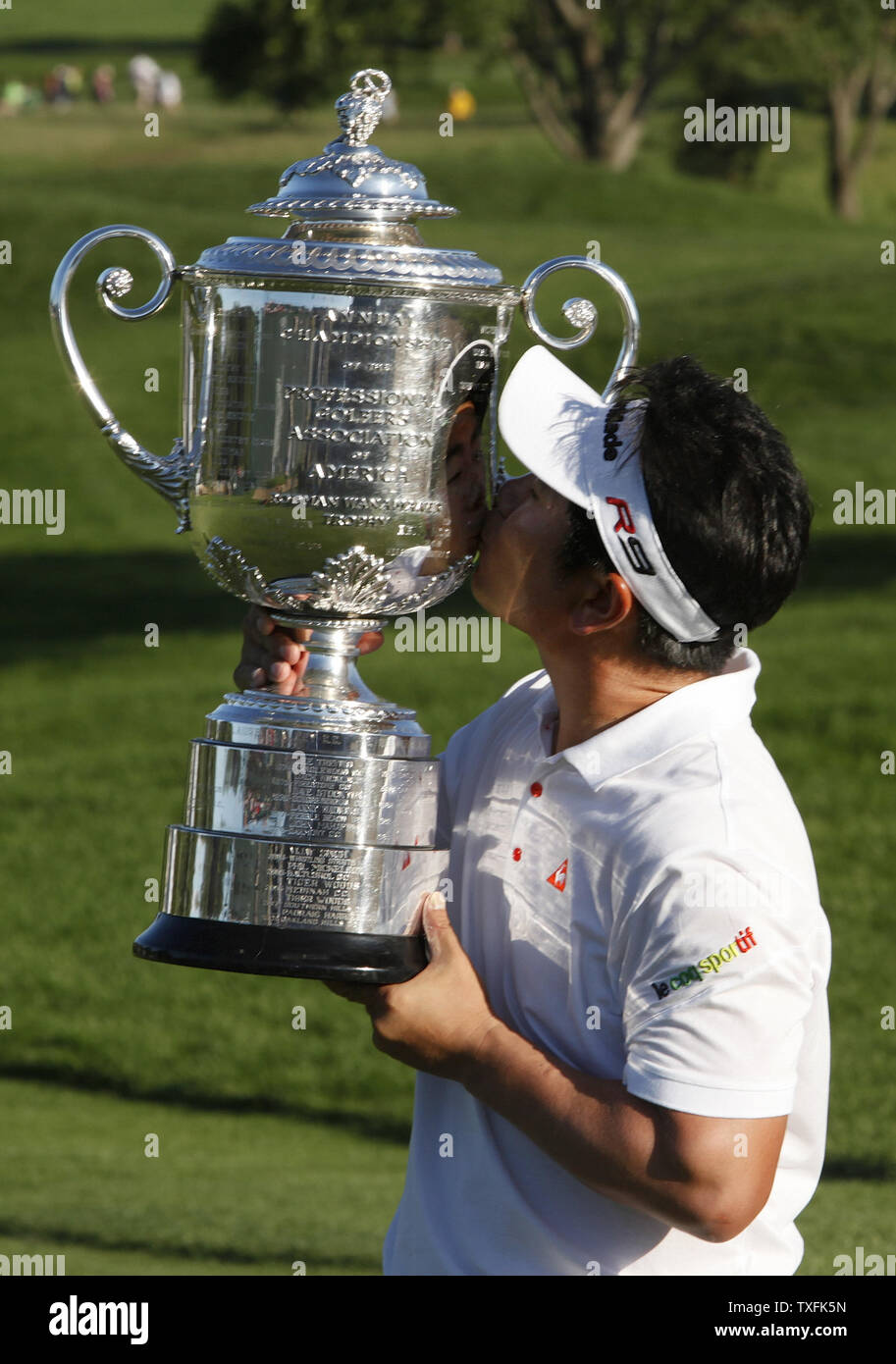 Y.E. Yang von Südkorea küsst den Rodman Wanamaker Trophy über seinen Kopf nach dem Gewinn der 91St PGA Meisterschaft bei Hazeltine National Golf Club in Chaska, Minnesota am 16. August 2009. Yang gewann das Turnier schießen 8 - Gleichheit 280. UPI/Brian Kersey Stockfoto