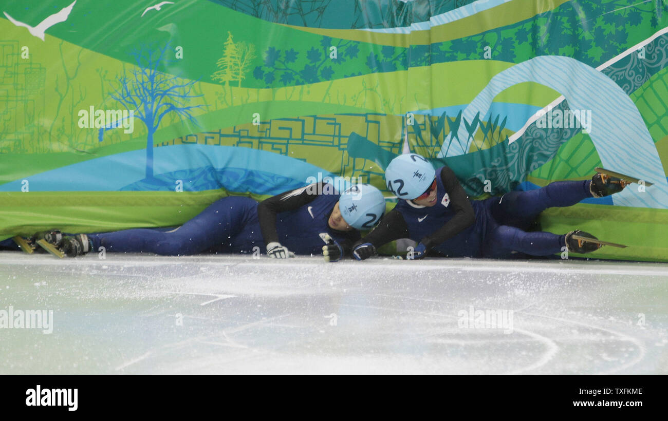 Republik Korea Ho-Suk Lee (R) und Si-Bak gesungen Crash in der Wand auf der letzten Runde im Finale der Männer 1500 m Short Track Skating Wettbewerb bei den Olympischen Winterspielen 2010 im Pacific Coliseum in Vancouver, Kanada, am 13. Februar 2010. UPI/Brian Kersey Stockfoto