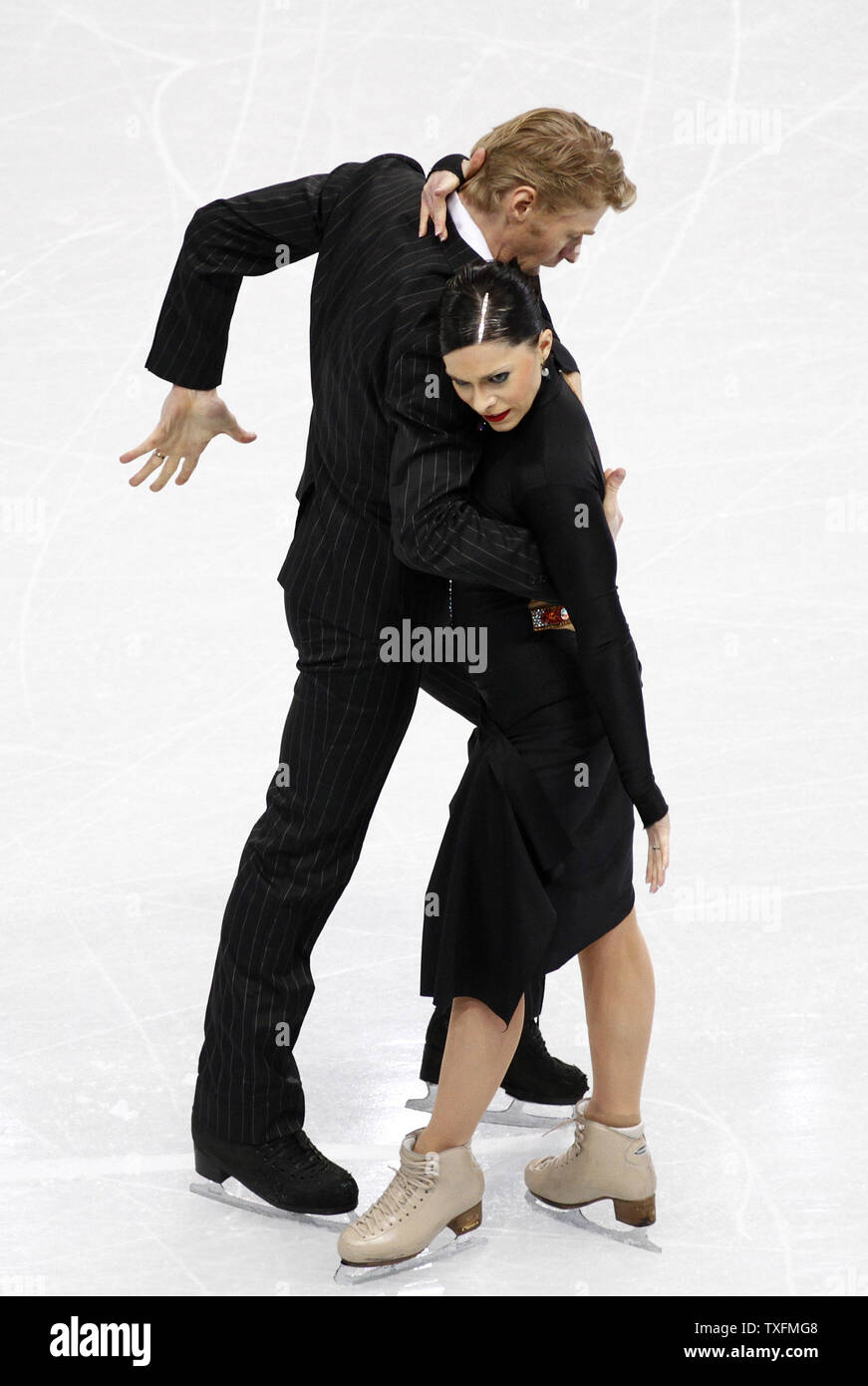 Isabelle Delobel (R) und Oliver Schoenfelder von Frankreich skate das obligatorische Eis Tanz Programm im Eiskunstlauf Wettbewerb bei den Olympischen Winterspielen 2010 in Vancouver, Kanada, am 19. Februar 2010. UPI/Brian Kersey Stockfoto