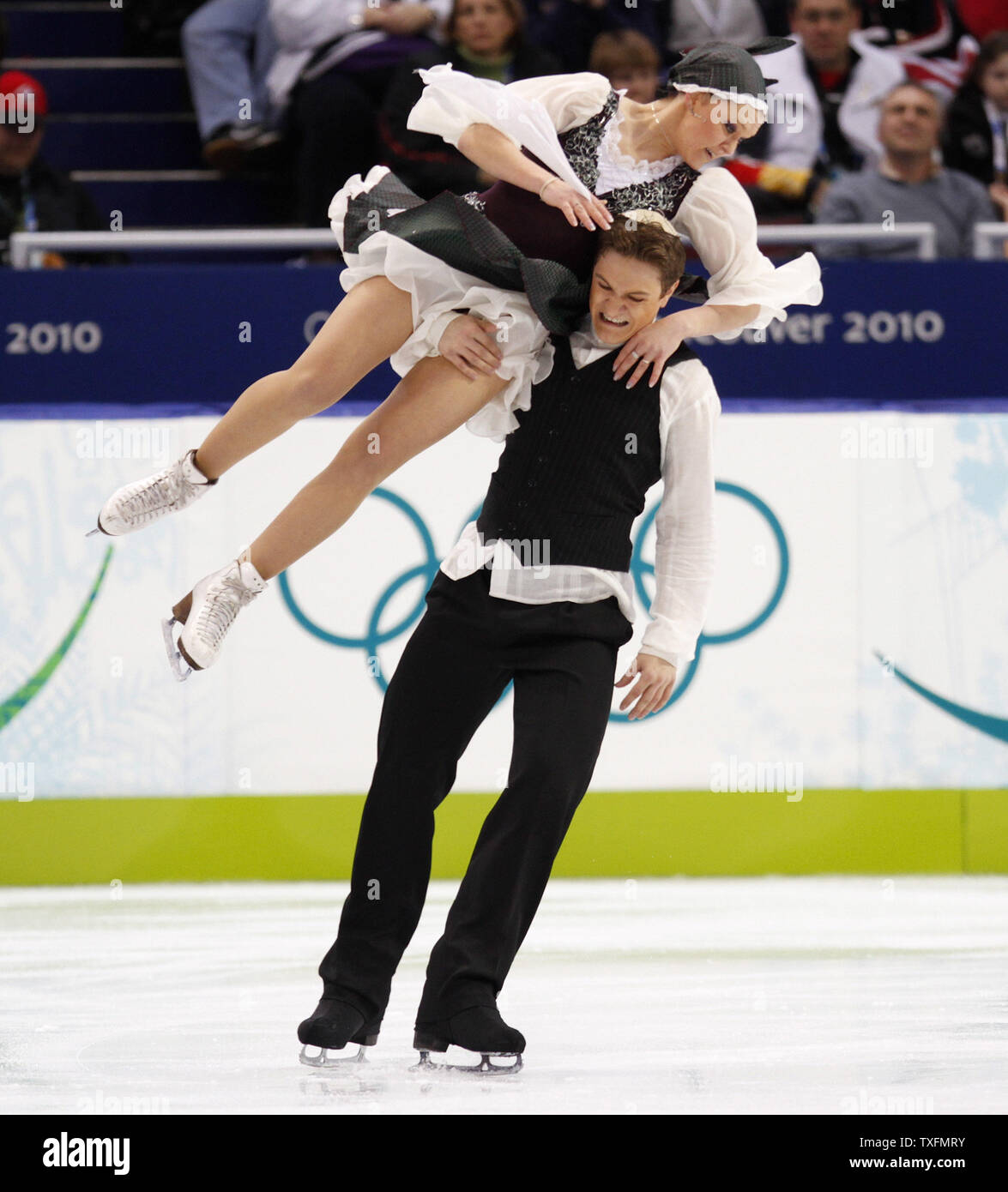 Alexandra Zaretsky (L) und Roman Zaretsky Israel skate während Ihrer ursprünglichen Tanz Programm im Eis tanzen Wettbewerb bei den Olympischen Winterspielen 2010 in Vancouver, Kanada, am 21. Februar 2010. UPI/Brian Kersey Stockfoto