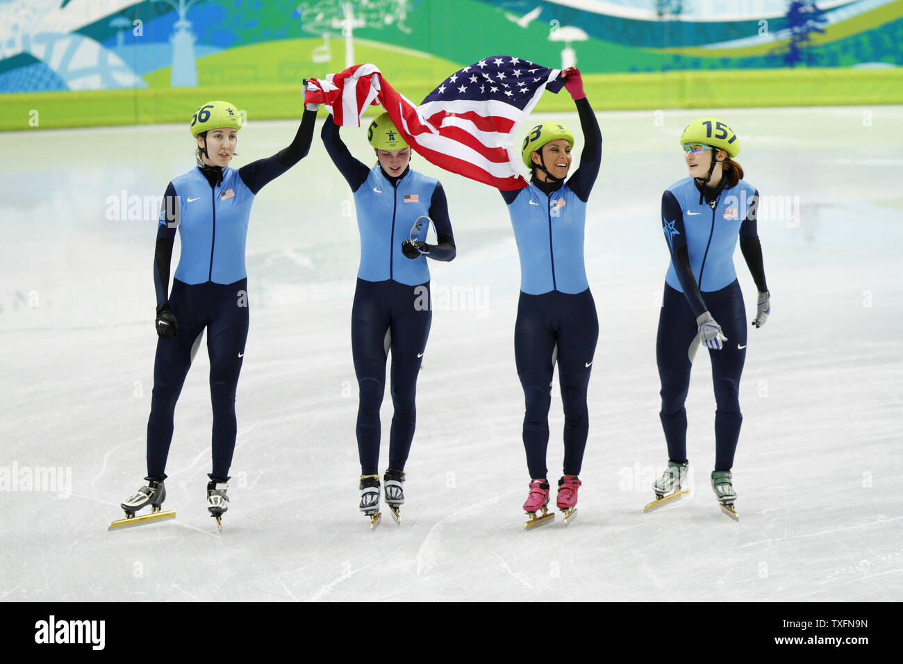 Lana Gehring, Alyson Dudek, Allison Baver und Katherine Reutter der Vereinigten Staaten führen die US-Flagge rund um die Strecke nach dem Gewinn einer Bronzemedaille bei den Frauen 3000 meter Relais Short Track Skating Wettbewerb bei den Olympischen Winterspielen 2010 in Vancouver, Kanada, am 24. Februar 2010. In den USA erhielt die Medaille, weil die koreanische Mannschaft aus dem Rennen disqualifiziert wurde. UPI/Brian Kersey Stockfoto