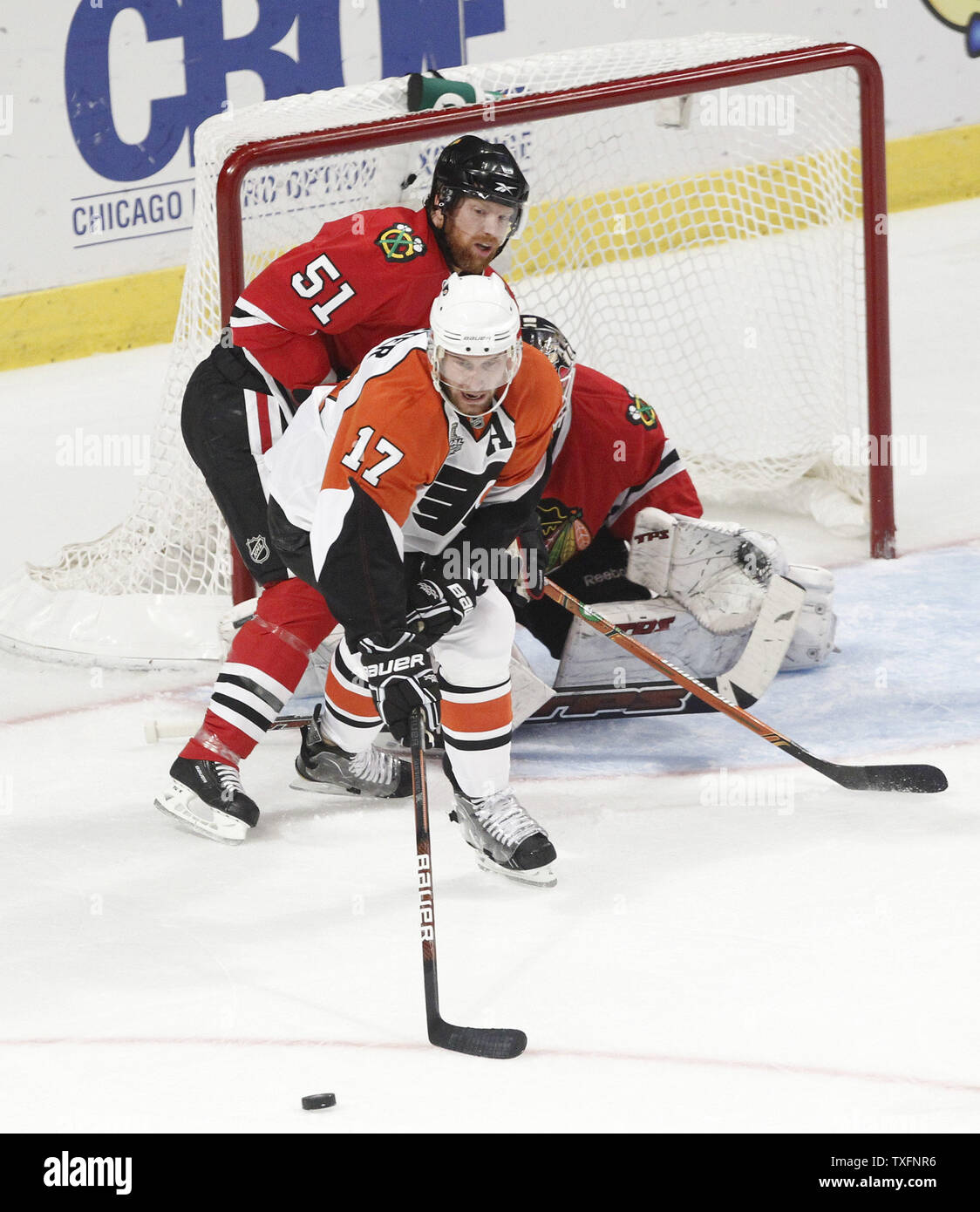 Philadelphia Flyers center Jeff Carter (17) geht nach dem Puck wie Chicago Blackhawks defenseman Brian Campbell das Ziel verteidigt während der ersten Periode von Spiel 2 der 2010 Stanley Cup Finale in der vereinigten Mitte in Chicago am 31. Mai 2010. UPI/Brian Kersey Stockfoto