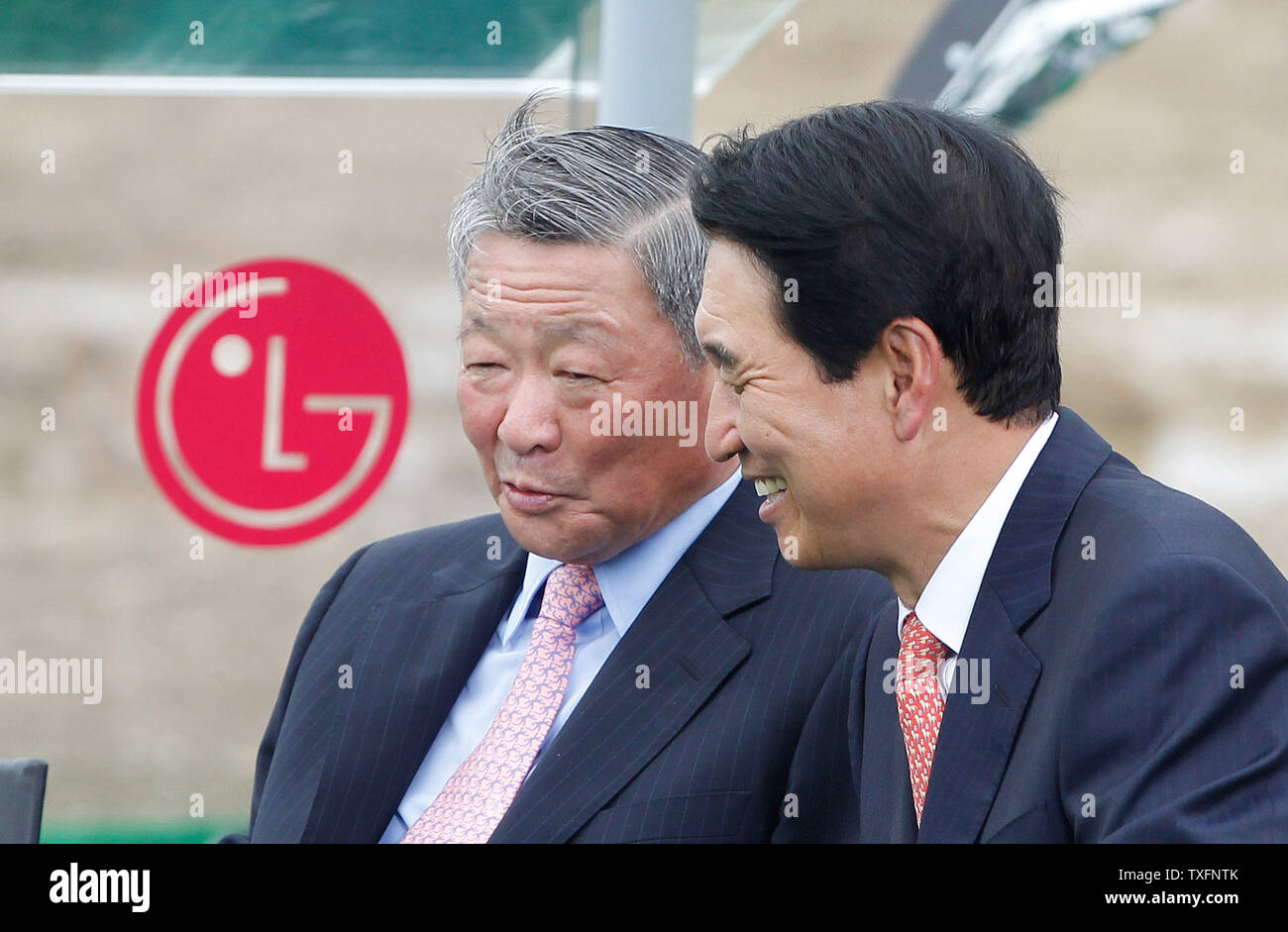 LG Vorsitzender Koo Bon-Moo (L) und LG Chem Ltd. Vice-Chairman und CEO Peter Bahn-Suk Kim vor der Spatenstich für eine neue Lithium-Ionen-Akku Werk in Holland, Michigan am 15. Juli 2010. Die $ 303 Million Service von LG Chem und kompakte Leistung laufen, Inc. die Fertigstellung ist für 2012 geplant und ist teilweise durch $ 151,4 Mio. von der Bundesregierung als Teil des Konjunkturpakets finanziert. UPI/Brian Kersey Stockfoto