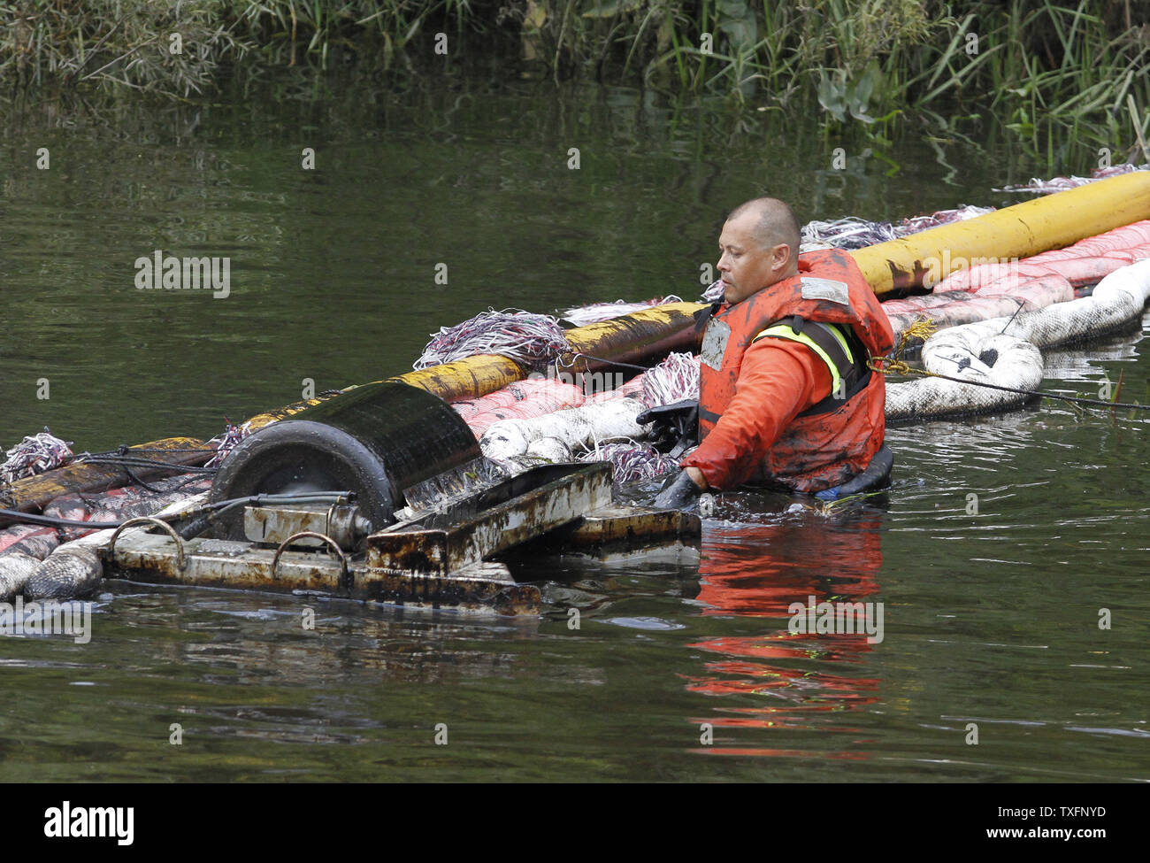 Ein Arbeitnehmer, der in der Regel auf ein Öl der Ausleger auf die Kalamazoo River in der Nähe von Battle Creek, Michigan am 30. Juli 2010. Ein 30-Zoll - Durchmesser Pipeline irgendwann zwischen Sonntag Abend und Montag Morgen gebrochen, senden zwischen 800.000 und 1 Millionen Liter Öl in der Nähe Talmadge Creek und die Kalamazoo River. UPI/Brian Kersey Stockfoto