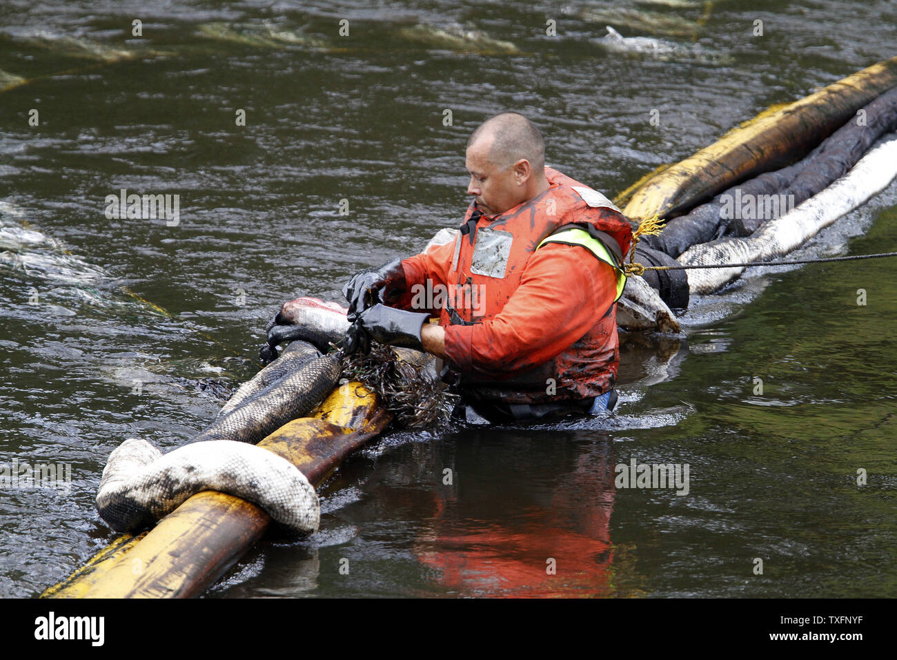 Ein Arbeitnehmer, der in der Regel auf ein Öl der Ausleger auf die Kalamazoo River in der Nähe von Battle Creek, Michigan am 30. Juli 2010. Ein 30-Zoll - Durchmesser Pipeline irgendwann zwischen Sonntag Abend und Montag Morgen gebrochen, senden zwischen 800.000 und 1 Millionen Liter Öl in der Nähe Talmadge Creek und die Kalamazoo River. UPI/Brian Kersey Stockfoto