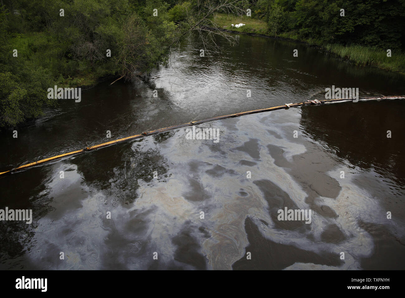 Einen Boom fallen Öl fließt durch die Kalamazoo River in der Nähe von Battle Creek, Michigan am 30. Juli 2010. Ein 30-Zoll - Durchmesser Pipeline irgendwann zwischen Sonntag Abend und Montag Morgen gebrochen, senden zwischen 800.000 und 1 Millionen Liter Öl in der Nähe Talmadge Creek und die Kalamazoo River. UPI/Brian Kersey Stockfoto