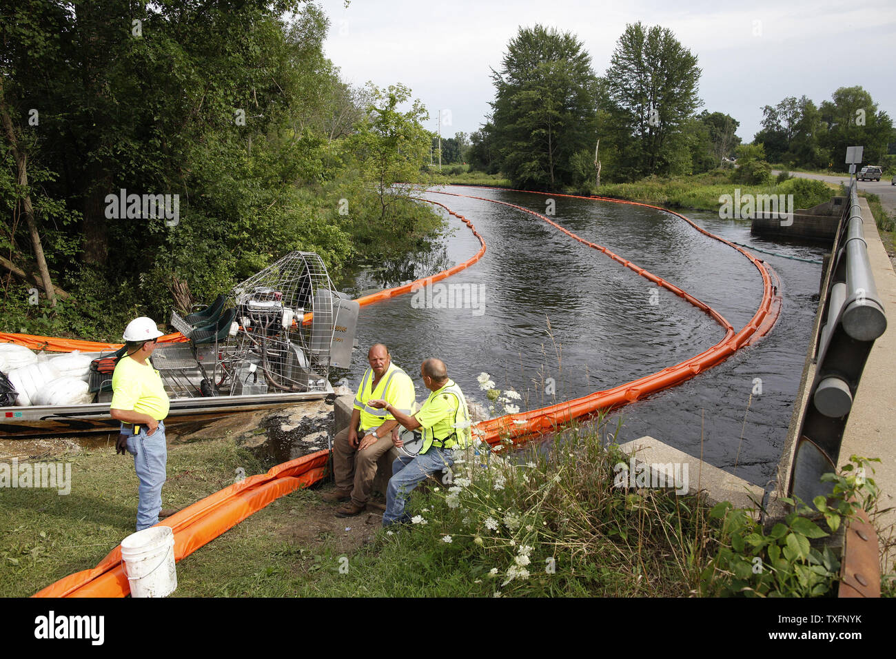 Arbeitnehmer eine Pause während der Aufräumarbeiten auf der Kalamazoo River in der Nähe von Marshall, Michigan am 30. Juli 2010. Ein 30-Zoll - Durchmesser Pipeline irgendwann zwischen Sonntag Abend und Montag Morgen gebrochen, senden zwischen 800.000 und 1 Millionen Liter Öl in der Nähe Talmadge Creek und die Kalamazoo River. UPI/Brian Kersey Stockfoto