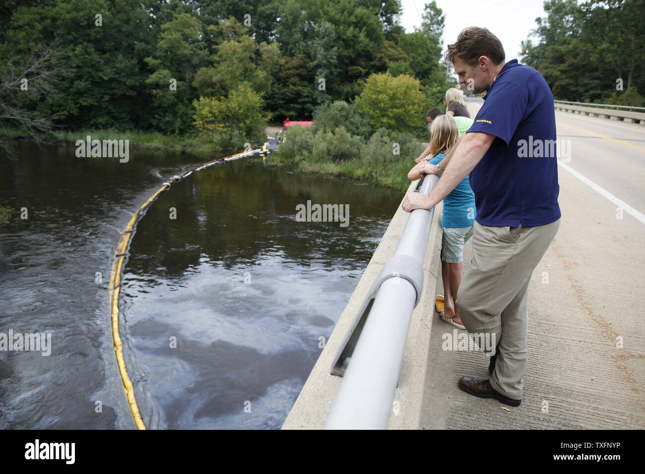 Ken Tomalka Uhren Öl fließt die Kalamazoo River in der Nähe von Battle Creek, Michigan am 30. Juli 2010. Ein 30-Zoll - Durchmesser Pipeline irgendwann zwischen Sonntag Abend und Montag Morgen gebrochen, senden zwischen 800.000 und 1 Millionen Liter Öl in der Nähe Talmadge Creek und die Kalamazoo River. UPI/Brian Kersey Stockfoto