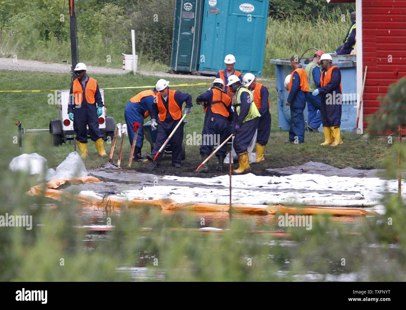 Arbeitnehmer die Sanierung kontaminierter Böden in der Nähe der Ufer der Kalamazoo River in der Nähe von Marshall, Michigan am 30. Juli 2010. Ein 30-Zoll - Durchmesser Pipeline irgendwann zwischen Sonntag Abend und Montag Morgen gebrochen, senden zwischen 800.000 und 1 Millionen Liter Öl in der Nähe Talmadge Creek und die Kalamazoo River. UPI/Brian Kersey Stockfoto