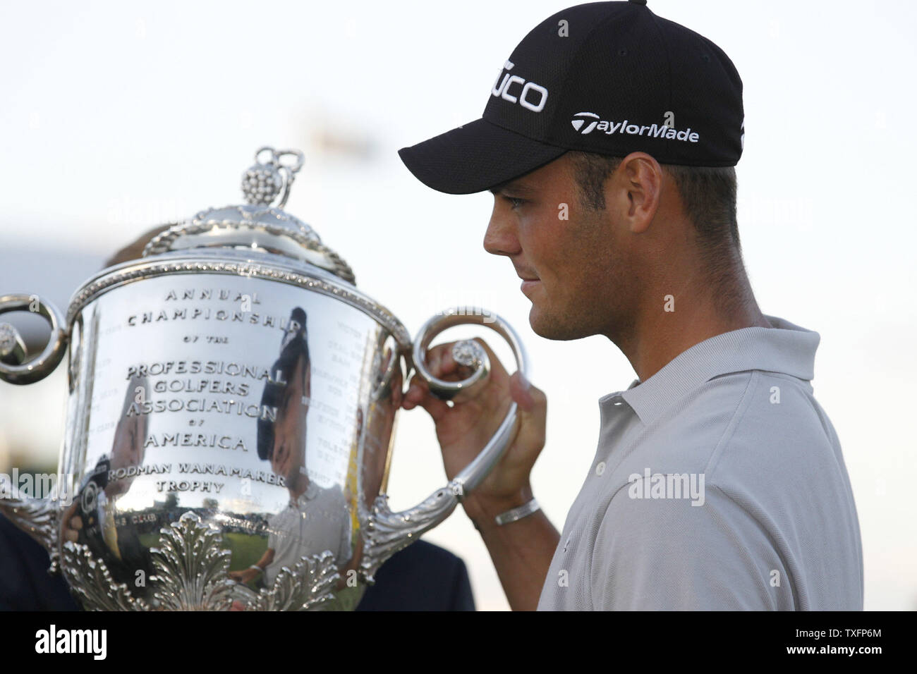 Martin Kaymer von Deutschland ist mit der Rodman Wanamaker Trophäe, nachdem er die 92 PGA Meisterschaft an den pfeifenden Straßen in Kohler, Wisconsin am 15. August 2010 vorgelegt. Kaymer besiegt Bubba Watson in einem drei-Loch Endspiel durch einen Anschlag nach der Verordnung spielen Sie mit einem 11-unter-par 277. UPI/Brian Kersey Stockfoto