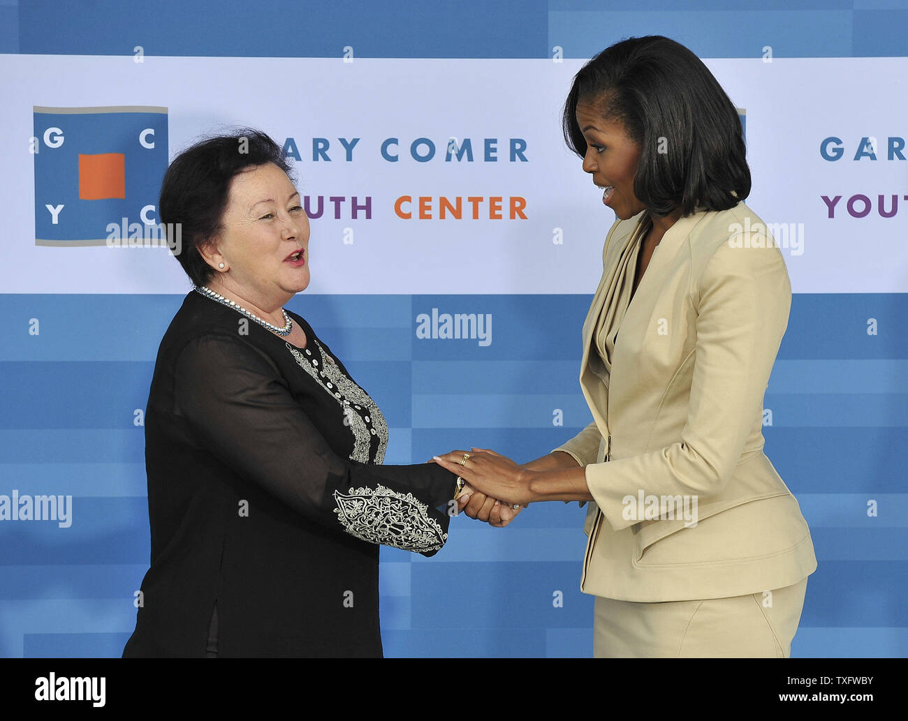 First Lady der USA Michelle Obama (R) grüsst Liri Berisha, Frau des albanischen Ministerpräsidenten Sali Berisha, an der Gary Comer Jugendzentrum am 20. Mai 2012 in Chicago. Obama begrüßt die Ehegatten der Staats- und Regierungschefs der NATO-Staaten auf einer Tour der Nachbarschaft Community Center. UPI/Brian Kersey Stockfoto