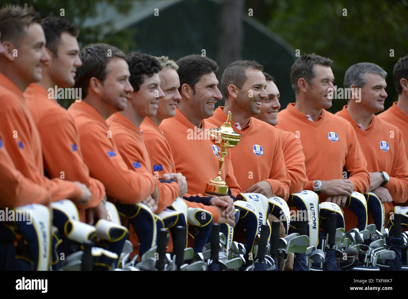 Das Europäische Team Mitglieder Ian Poulter von England (L-R), Martin Kaymer von Deutschland, Graeme McDowell von Nordirland, Rory McIlroy von Nordirland, Luke Donald von England, Team Captain Jose Maria Olazabal von Spanien, Sergio Garcia von Spanien, Francesco Molinari von Italien, Lee Westwood von England und Paul Lawrie posieren für ein Foto vor dem Start der 39th Ryder Schale bei Medinah Country Club am Dienstag, 25. September 2012 in Medinah, Illinois. Ryder Schale spielen beginnt Freitag. UPI/Brian Kersey Stockfoto