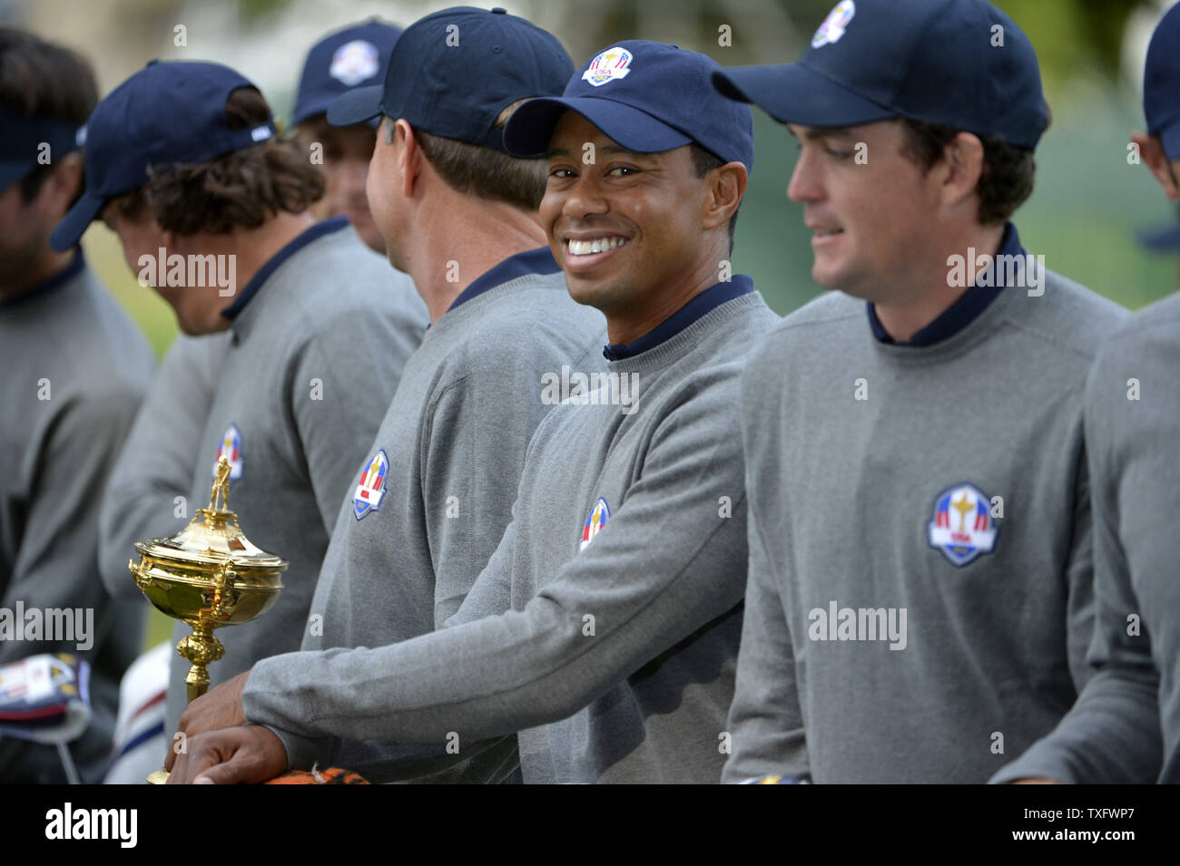 Tiger Woods lächelt, als er mit anderen Vereinigte Staaten Ryder Schale Mannschaftskameraden an der 39th Ryder Schale bei Medinah Country Club am Dienstag, September 25, 2012 in Medinah, Illinois. Ryder Cup Turnier beginnt Freitag. UPI/Brian Kersey Stockfoto