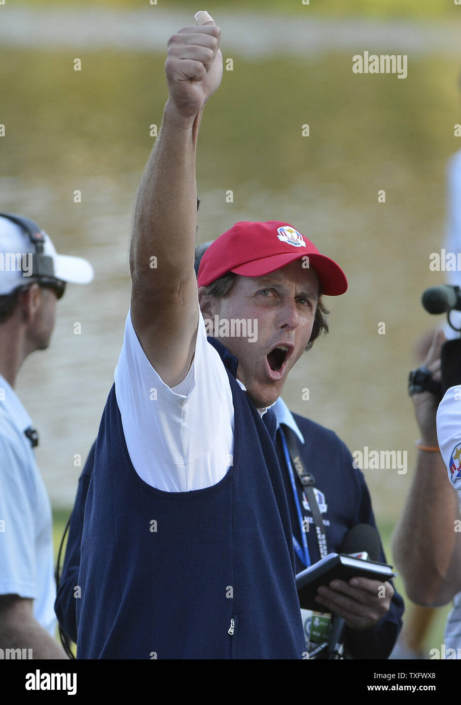 Das Team USA Phil Mickelson kreischt sich zu der Volksmenge, nachdem er und Teamkollege Keegan Bradley ihr Match gegen das Team Europa Rory McIlroy und Graeme McDowell, sowohl in Nordirland gewonnen, auf dem 17 Loch an der 39th Ryder Schale bei Medinah Country Club am 28. September 2012 in Medinah, Illinois. Nach dem ersten Tag der Vereinigten Staaten spielen führt Europa 5-3. UPI/Brian Kersey Stockfoto