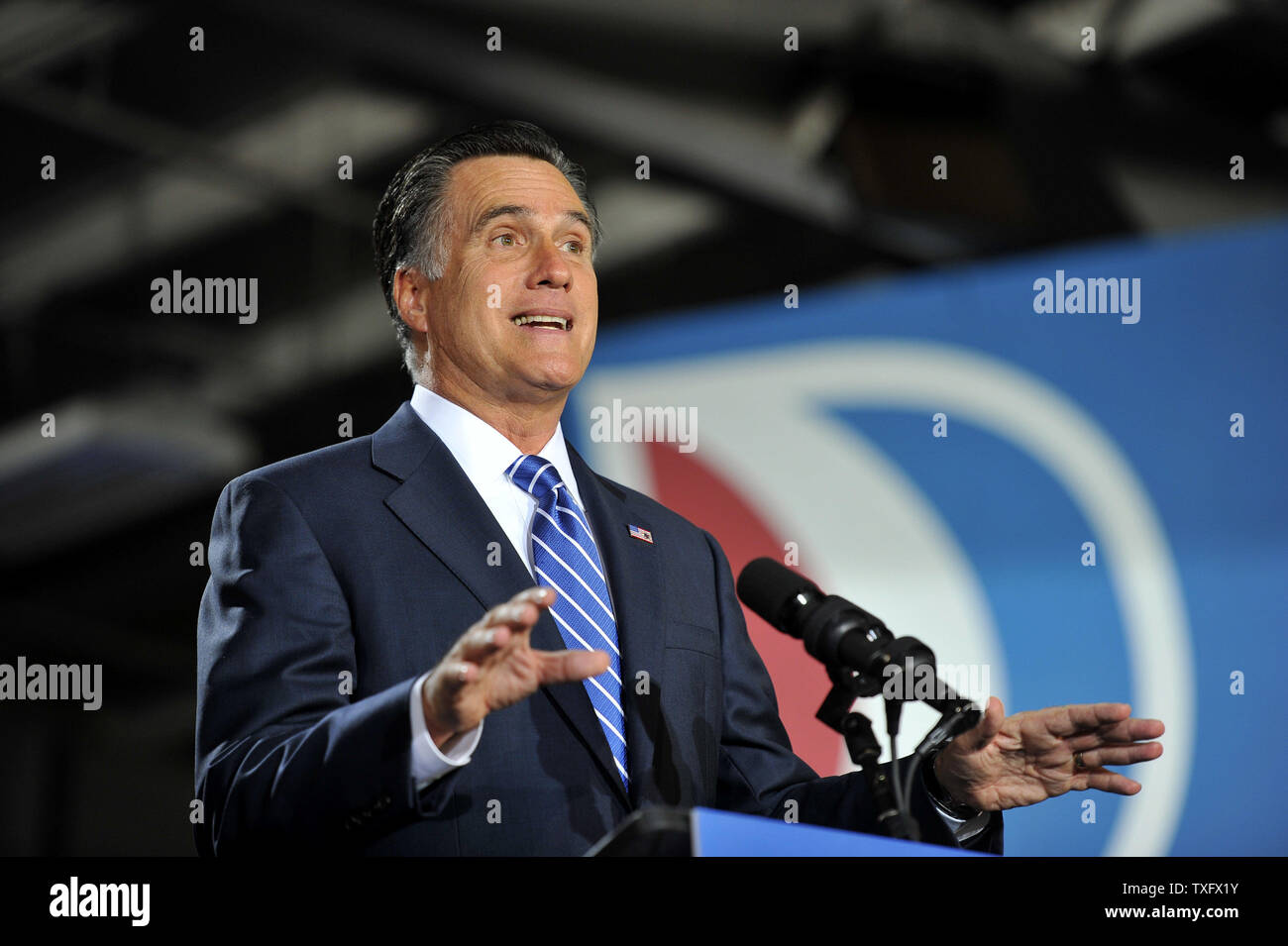 Der republikanische Präsidentschaftskandidat Mitt Romney spricht mit Anhänger auf einer Kundgebung an der State Fair Park in West Allis, Wisconsin. Romney die schließenden Argumente für seine Kandidatur für das Amt des Präsidenten der Vereinigten Staaten in seiner Ansprache. UPI/Brian Kersey Stockfoto