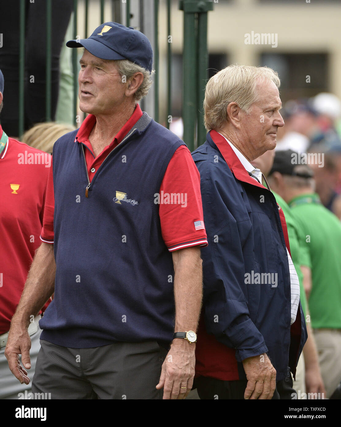 Der frühere US-Präsident George W. Bush (L) und große Golf Jack Nicklaus stehen auf den ersten T-Stück Kasten an den Präsidenten Cup 2013 in Muirfield Village Golf Club in Dublin, Ohio am 3. Oktober 2013. UPI/Brian Kersey Stockfoto