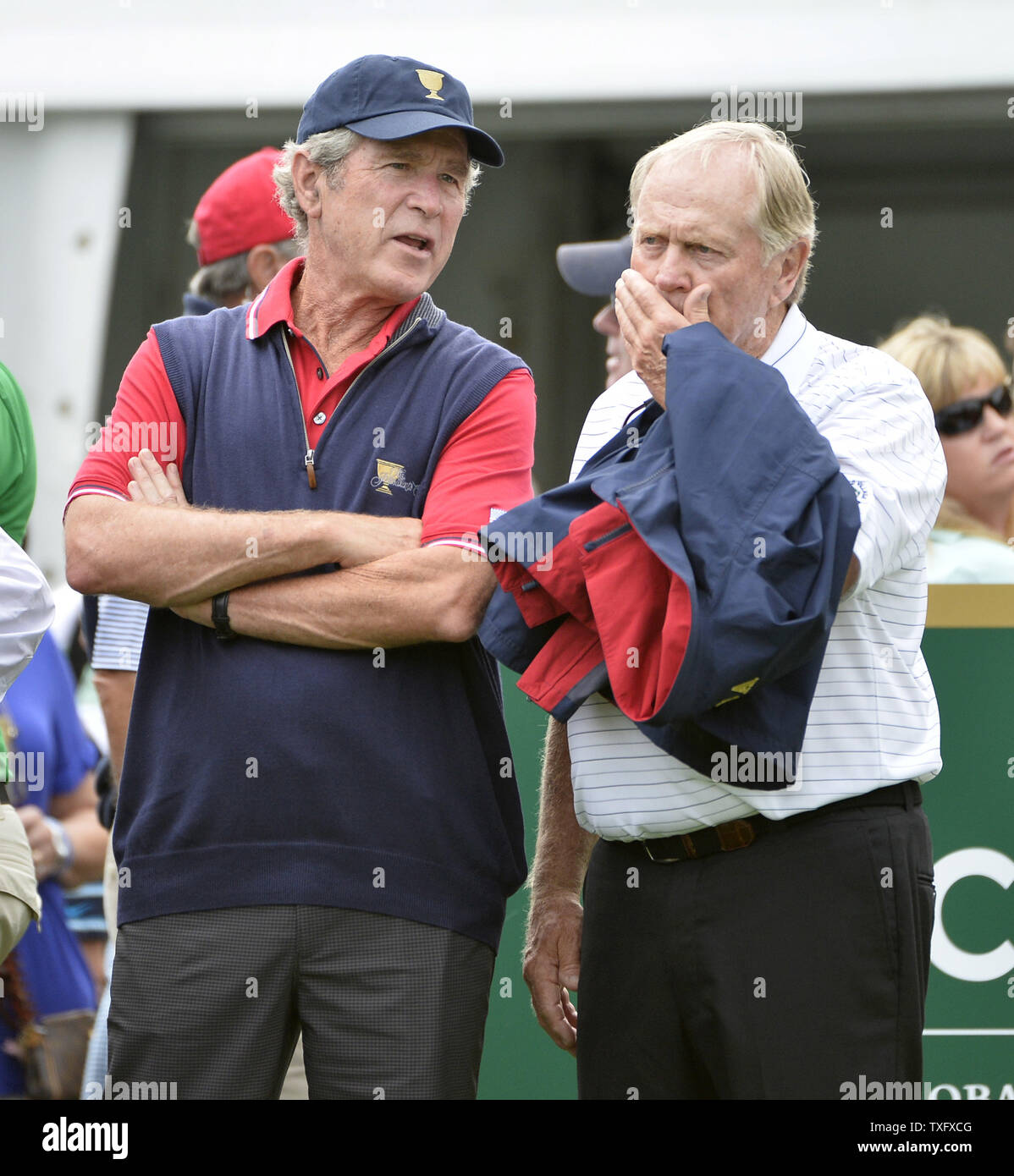 Der frühere US-Präsident George W. Bush (L) Gespräche mit großen Golf Jack Nicklaus auf der ersten T-Stück Kasten an den Präsidenten Cup 2013 in Muirfield Village Golf Club in Dublin, Ohio am 3. Oktober 2013. UPI/Brian Kersey Stockfoto