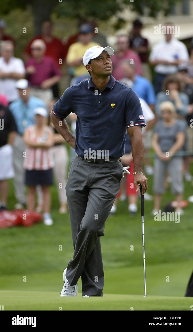 United States Team Mitglied Tiger Woods steht auf dem fünften Grün während der fourball Gleichen an den Präsidenten Cup 2013 in Muirfield Village Golf Club in Dublin, Ohio am 3. Oktober 2013. UPI/Brian Kersey Stockfoto