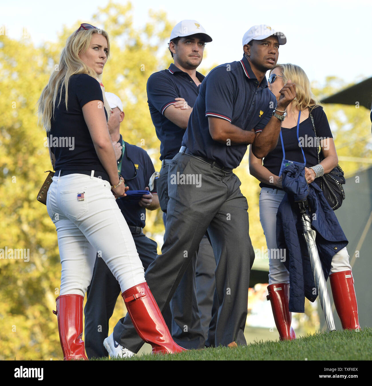 United States Team Mitglieder Tiger Woods (L) und Keegan Bradley (C) und Lindsey Vonn ansehen das 17. Loch während der fourball Gleichen an den Präsidenten Cup 2013 in Muirfield Village Golf Club in Dublin, Ohio am 3. Oktober 2013. Nach dem Donnerstag übereinstimmt, die Vereinigten Staaten führen 3,5 bis 2,5 Punkte. UPI/Brian Kersey Stockfoto