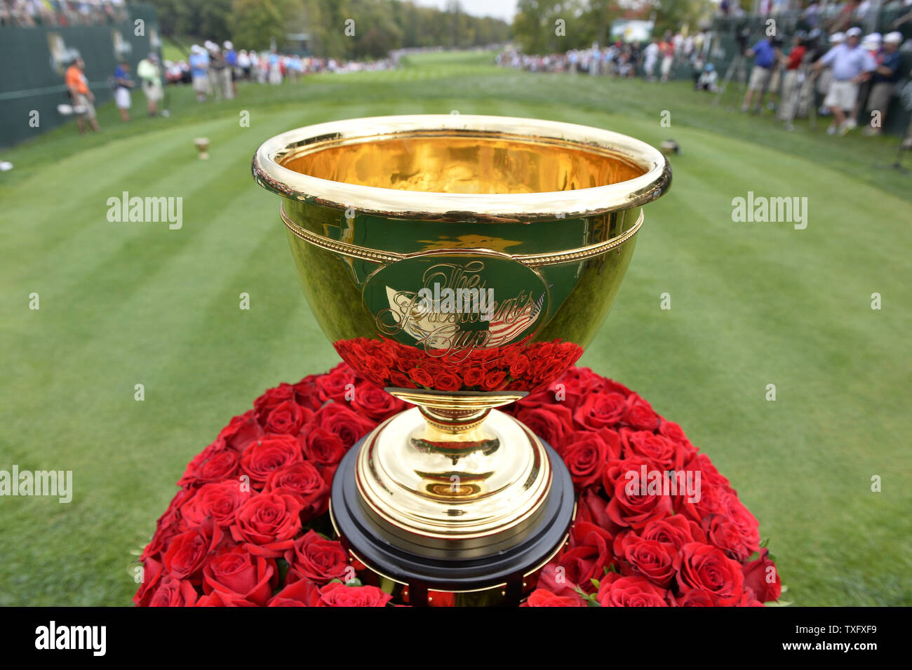 Die Präsidenten Cup sitzt auf einem Podest hinter dem ersten T-Stück in der zweiten Runde zu viert Konkurrenz an den Präsidenten Cup 2013 in Muirfield Village Golf Club in Dublin, Ohio am 4. Oktober 2013. UPI/Brian Kersey Stockfoto
