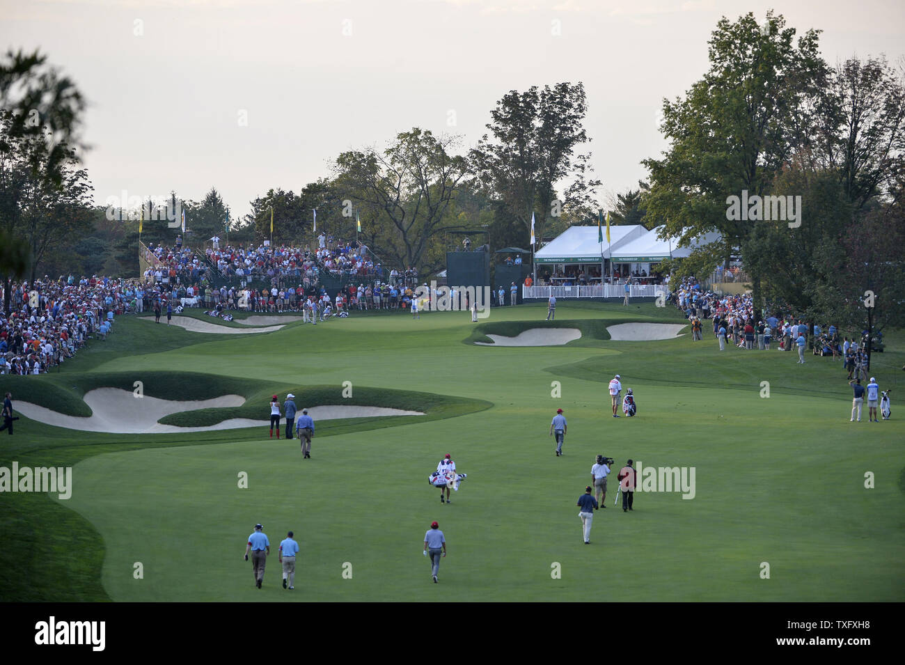 Golfspieler zu Fuß bis zum 10 Loch in der zweiten Runde zu viert Konkurrenz an den Präsidenten Cup 2013 in Muirfield Village Golf Club in Dublin, Ohio am 4. Oktober 2013. UPI/Brian Kersey Stockfoto