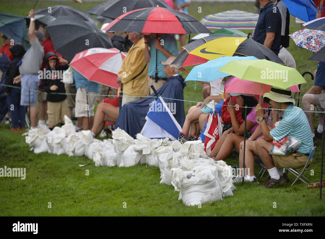 Sandsäcke schützen das neunte Grün von Regenwasser während der vierten Runde zu viert Konkurrenz an den Präsidenten Cup 2013 in Muirfield Village Golf Club in Dublin, Ohio am 5. Oktober 2013. UPI/Brian Kersey Stockfoto