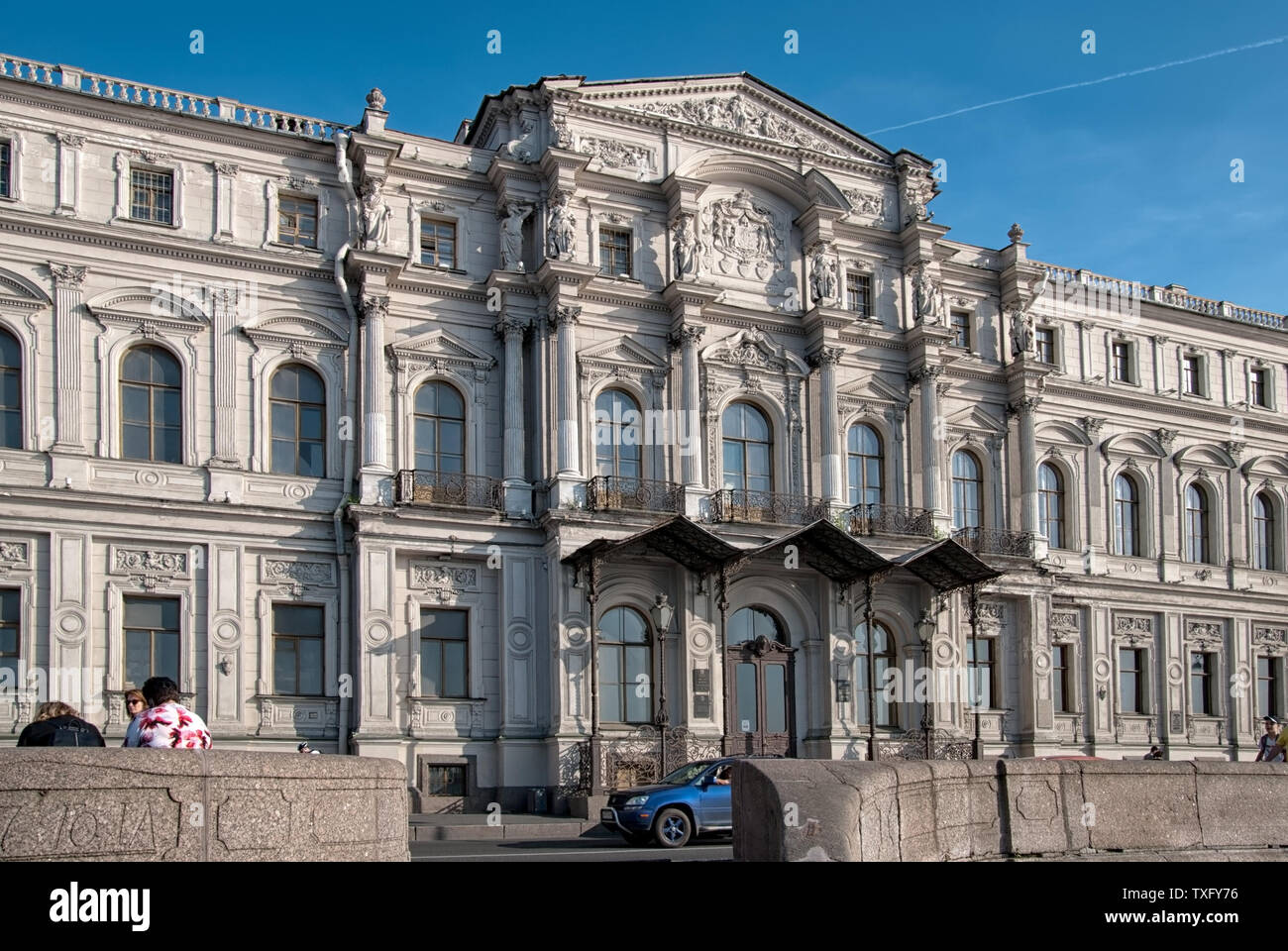 SAINT-Petersburg, Russland - 5. JUNI 2019: Das Institut für Orientalische Handschriften der Russischen Akademie der Wissenschaften, auf den Palast Damm Stockfoto