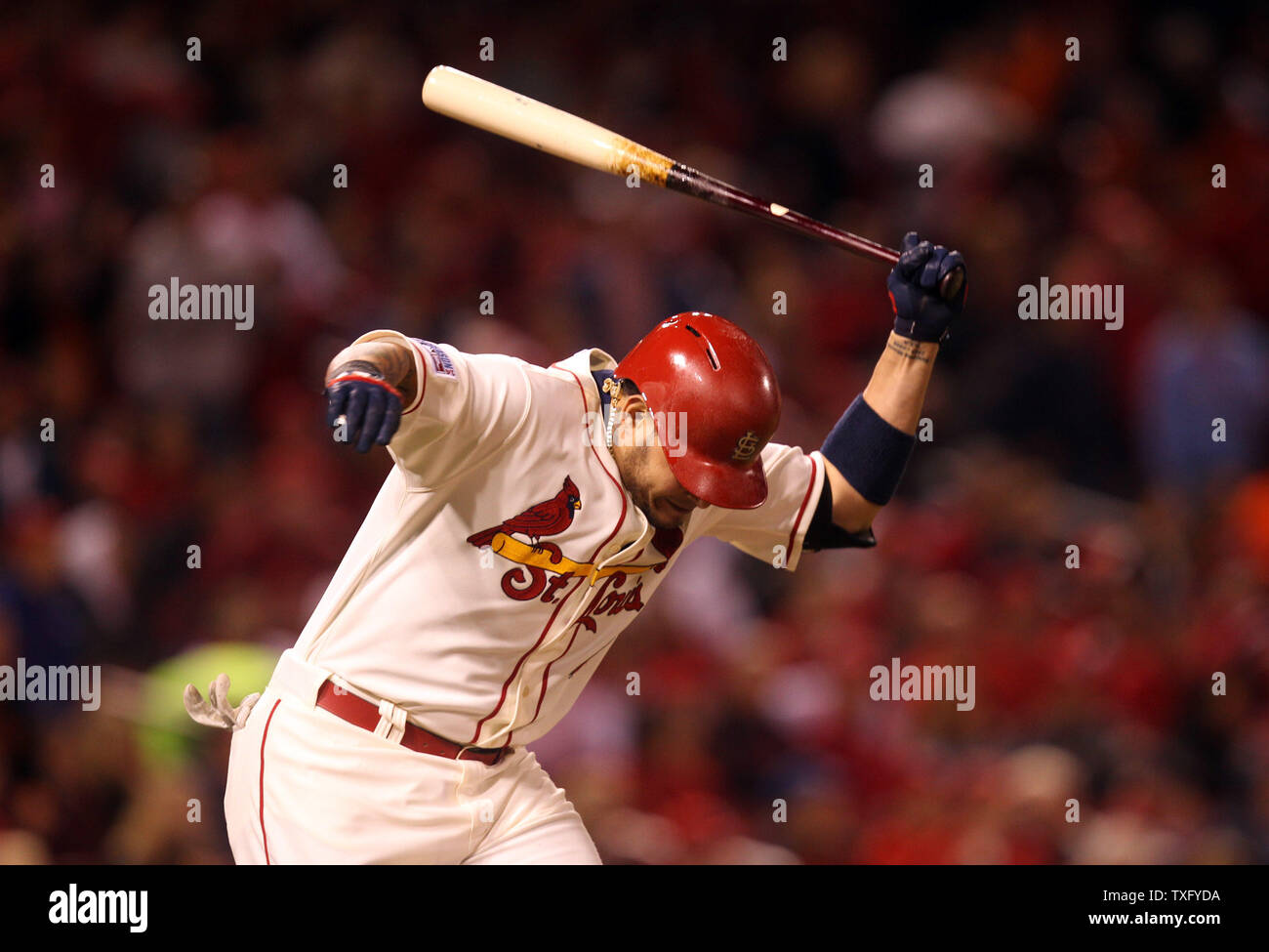 St. Louis Cardinals "Yadier Molina slams sein Hieb nach dem Futter zu San Francisco Giants linken Feldspieler Travis Ishikawa (45) von Spiel 1 der National League Championship Series am Busch Stadium in St. Louis am 11. Oktober 2014. Die Riesen besiegt die Kardinäle 3-0. UPI/Rechnung Greenblatt Stockfoto