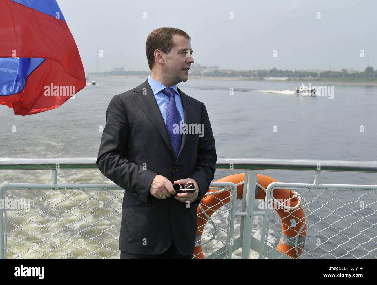 Der russische Präsident Dmitri Medwedew nimmt eine Bootsfahrt auf dem Amur im Fernen Osten Stadt blagoweschtschensk am 3. Juli 2010 während der Tour durch den Osten Russland. UPI/Alex Volgin Stockfoto