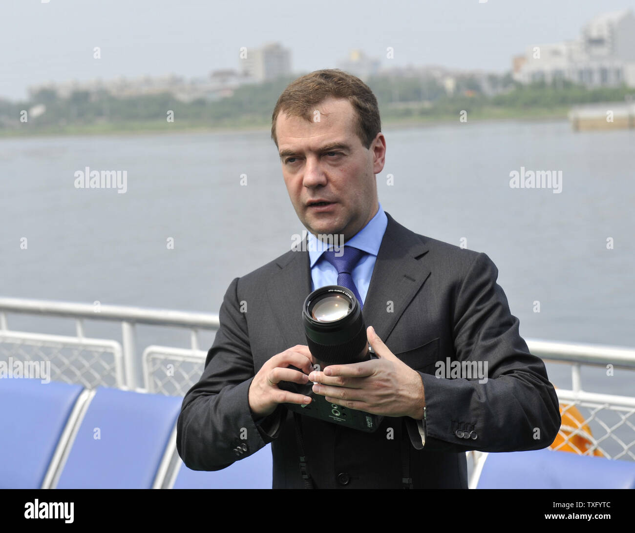 Der russische Präsident Dmitri Medwedew nimmt Bilder während einer Bootsfahrt auf dem Amur im Fernen Osten Stadt blagoweschtschensk am 3. Juli 2010 während der Tour durch den Osten Russland. UPI/Alex Volgin Stockfoto