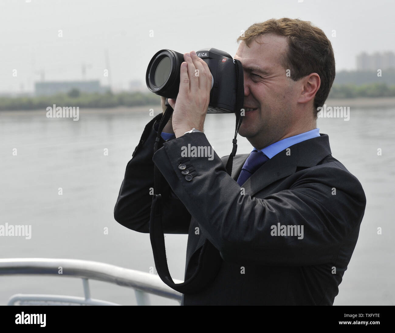 Der russische Präsident Dmitri Medwedew nimmt Bilder während einer Bootsfahrt auf dem Amur im Fernen Osten Stadt blagoweschtschensk am 3. Juli 2010 während der Tour durch den Osten Russland. UPI/Alex Volgin Stockfoto