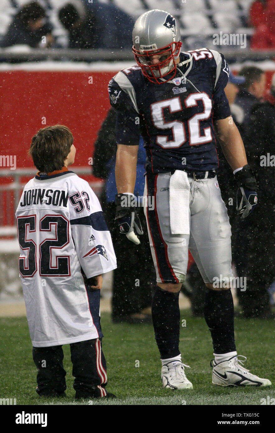 New England Patriots linebacker Monty Beisel, der die Anzahl der ehemaligen Patriot Ted Johnson trägt, spricht mit einem jungen Johnson Ventilator vor dem Spiel gegen die New York Jets im Gillette Stadium in Foxboro, MA am 4. Dezember 2005. Johnson, der jetzt im Ruhestand ist, wurde während der Halbzeit geehrt. (UPI Foto/Katie McMahon) Stockfoto