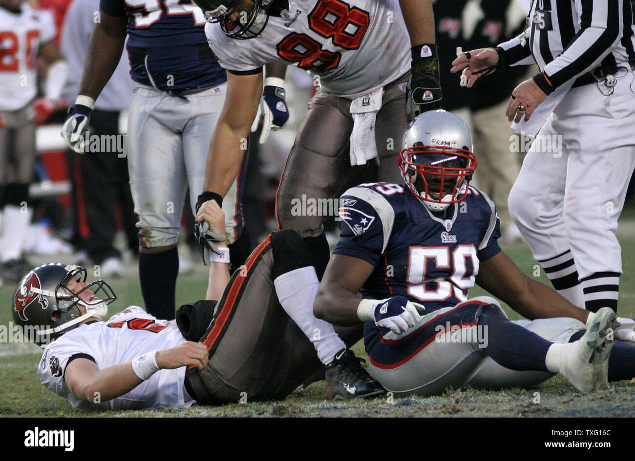 Tampa Bay Buccaneers Quarterback Chris Simms erhält eine Hand von tight end Anthony Becht nach durch New England Patriots linebacker Rosevelt Colvin im Gillette Stadium in Foxboro, MA am 17. Dezember 2005 eingenommen worden war. (UPI Foto/Katie McMahon) Stockfoto