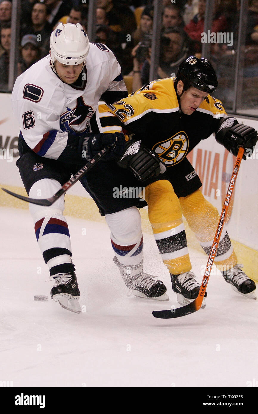 Vancouver Canuck Verteidiger Sami Salo (6) Finnlands kollidiert mit Boston Bruins forward Shean Donovan (22) hinter dem Vancouver net in der zweiten Periode am 21. Dezember 2006 Im TD Banknorth Garden in Boston. Die Bruins besiegte die Canucks 2-0. (UPI Foto/Matthew Healey) Stockfoto