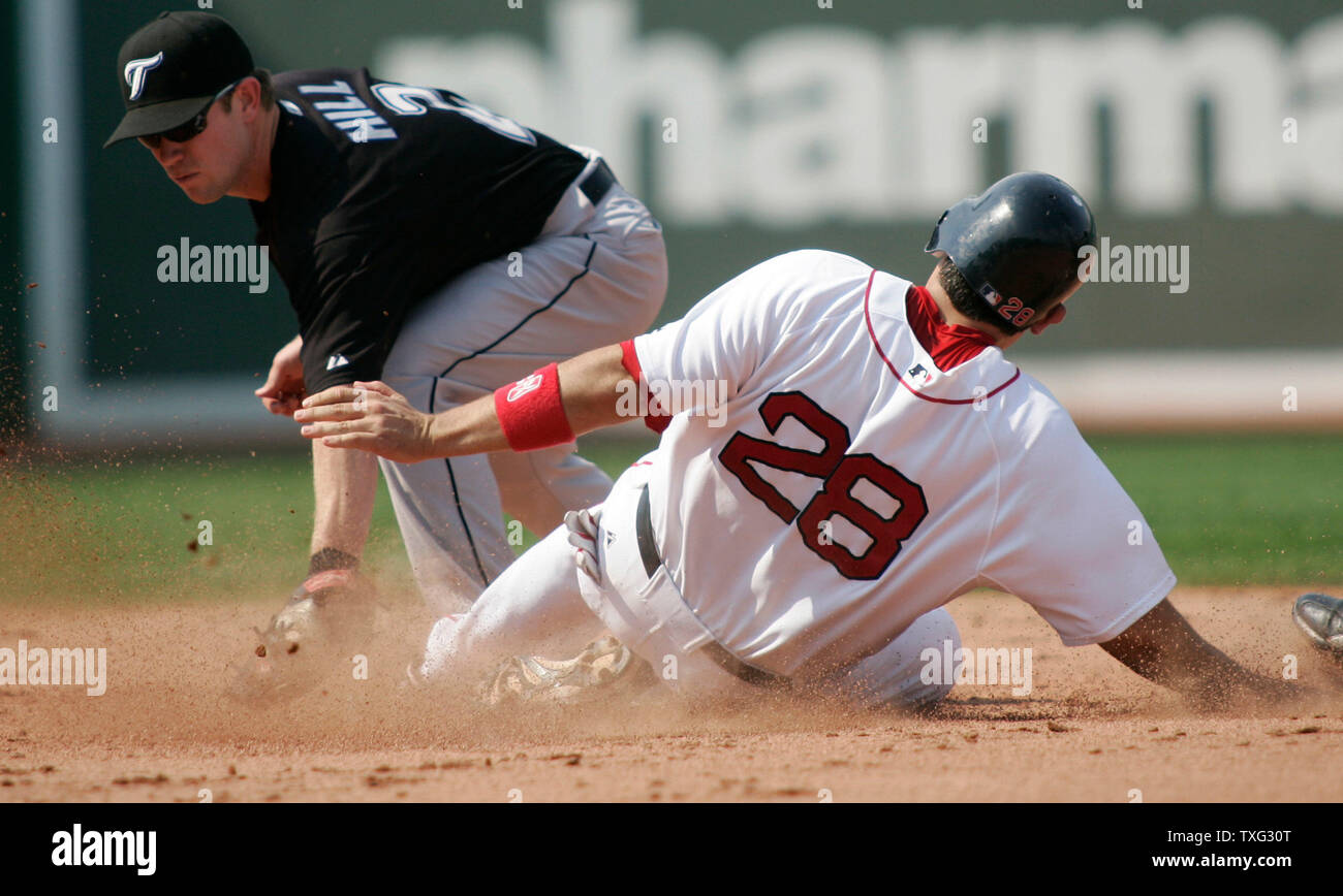 Boston Red Sox catcher Doug Mirabelli rutscht in die zweite Basis die Variable durch die Toronto Blue Jays zweiter Basisspieler Aaron Hill im fünften Inning zu schlagen am Fenway Park in Boston am 15. Juli 2007. Mirabelli bekam das Doppelte. (UPI Foto/Matthew Healey) Stockfoto
