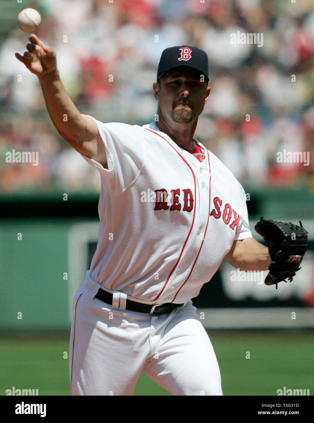 Boston Red Sox Krug Tim Wakefield wirft einen Pitch im ersten Inning gegen die Chicago White Sox am Fenway Park in Boston, Massachusetts am 22. Juli 2007. (UPI Foto/Matthew Healey) Stockfoto