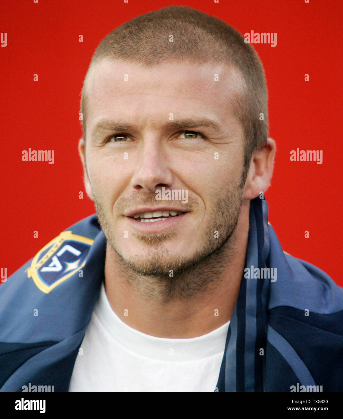 Mittelfeldspieler für die Los Angeles Galaxy David Beckham sitzt auf der Bank mit seinen Mannschaftskameraden vor Beginn des Spiels gegen die New England Revolution im Gillette Stadium in Foxboro, Massachusetts am 12. August 2007. Beckham sitzt das Spiel, weil ein gezeter Knöchelverletzung. (UPI Foto/Matthew Healey) Stockfoto