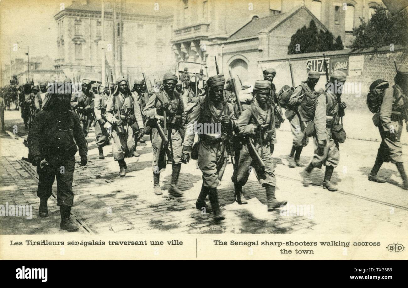 Postkarte die senegalesischen Tirailleure Überqueren einer französischen Stadt während des Ersten Weltkrieges 1914-1918 Stockfoto