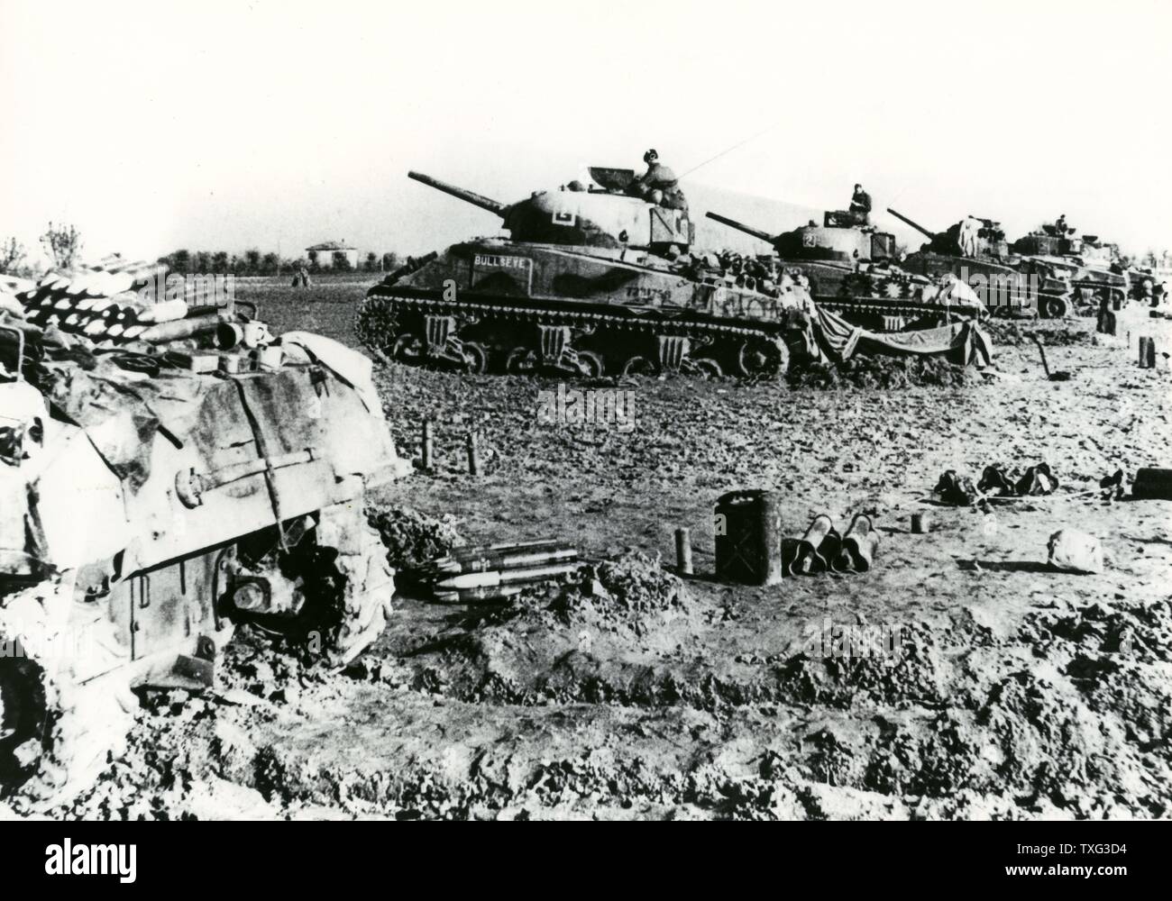 M4 Sherman Panzer der VIII. Britische Armee Feuern auf den Feind, um die Stadt von Ravenna zu befreien. Dezember 4, 1944 Stockfoto