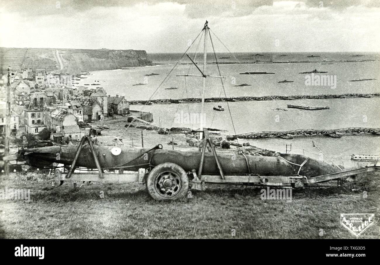 Blick über Arromanches-les-Bains, Normandie (Calvados), die von den östlichen Klippe, nur wenige Tage nach der Befreiung Frankreichs 1944. Stockfoto