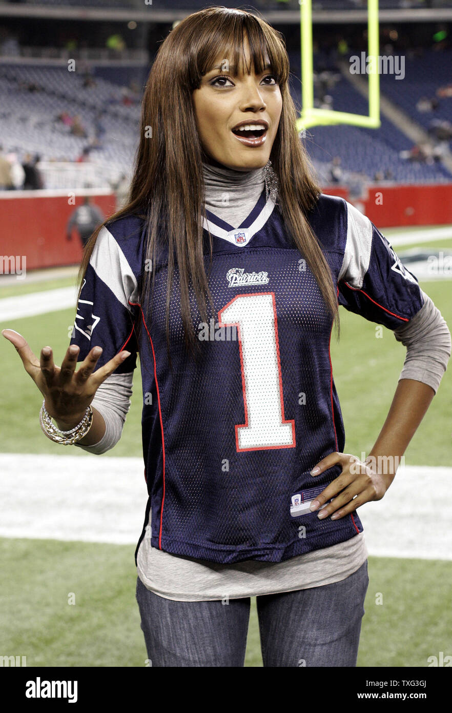 Victoria's Secret Model Selita Ebanks Chats mit den Medien beim Tragen eines New England Patriots Jersey vor dem Spiel gegen die Philadelphia Eagles im Gillette Stadium in Foxboro, Massachusetts am 25. November 2007. (UPI Foto/Matthew Healey) Stockfoto
