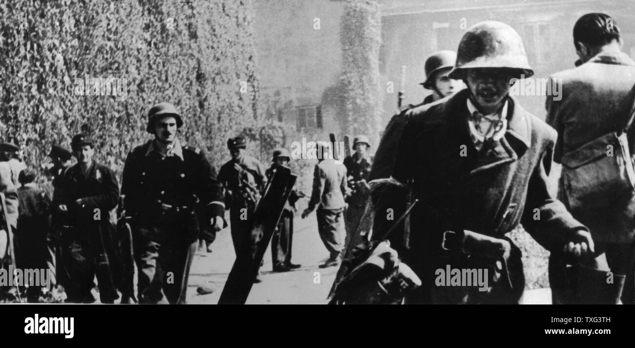 Die polnischen Widerstandskämpfer während des Aufstandes im Warschauer Ghetto gegen die Deutschen (August-September 1944). Stockfoto
