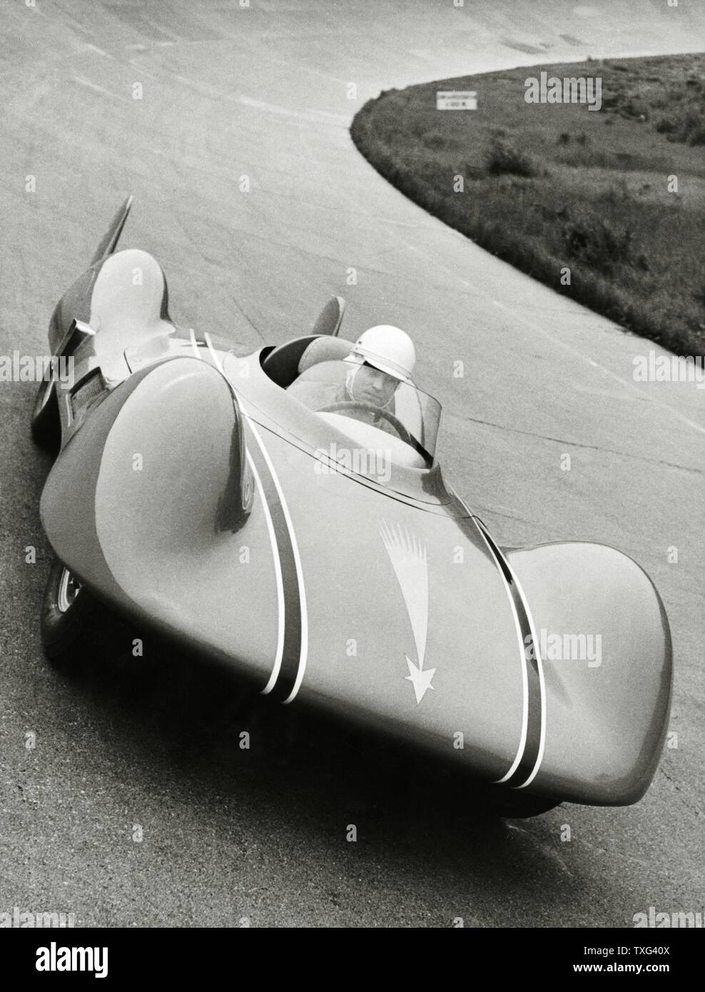 Französische Rennfahrer Jean Hébert fahren die Renault Etoile Filante auf dem Monza racetrackin Italien. Juli 30, 1956 Stockfoto