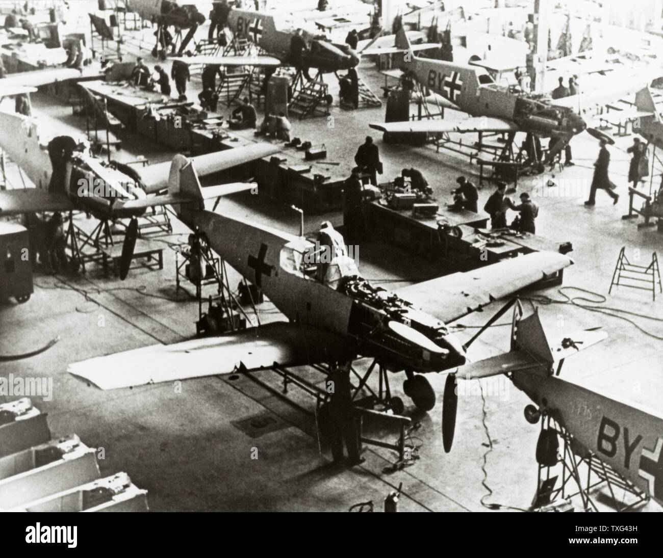 Montagelinie der Deutschen Messerschmitt Bf-109 Kampfflugzeuge in der Messerschmitt Fabriken in Regensburg. 1940 Stockfoto